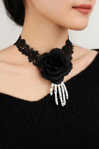 Grusel Halskette mit Rose und Skeletthand
