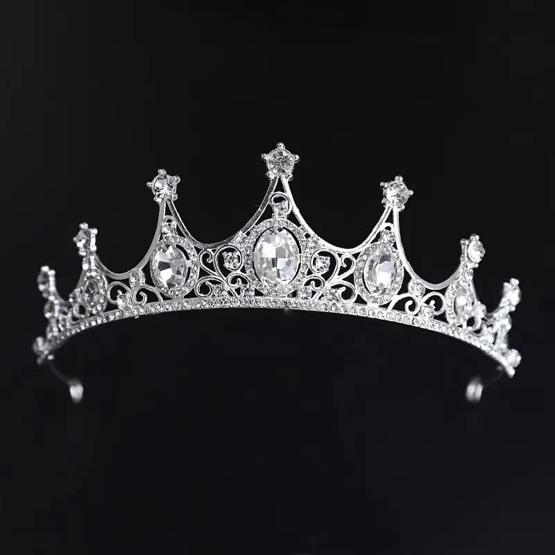 Krone mit Edelsteinen – märchenhaftes Diadem