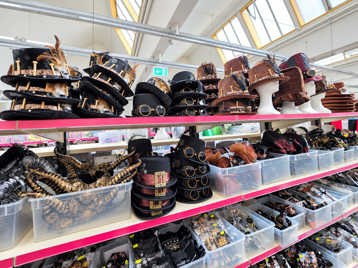 Steampunk- und Voodoo-Zylinder mit Fliegerbrillen und Federn im Laden