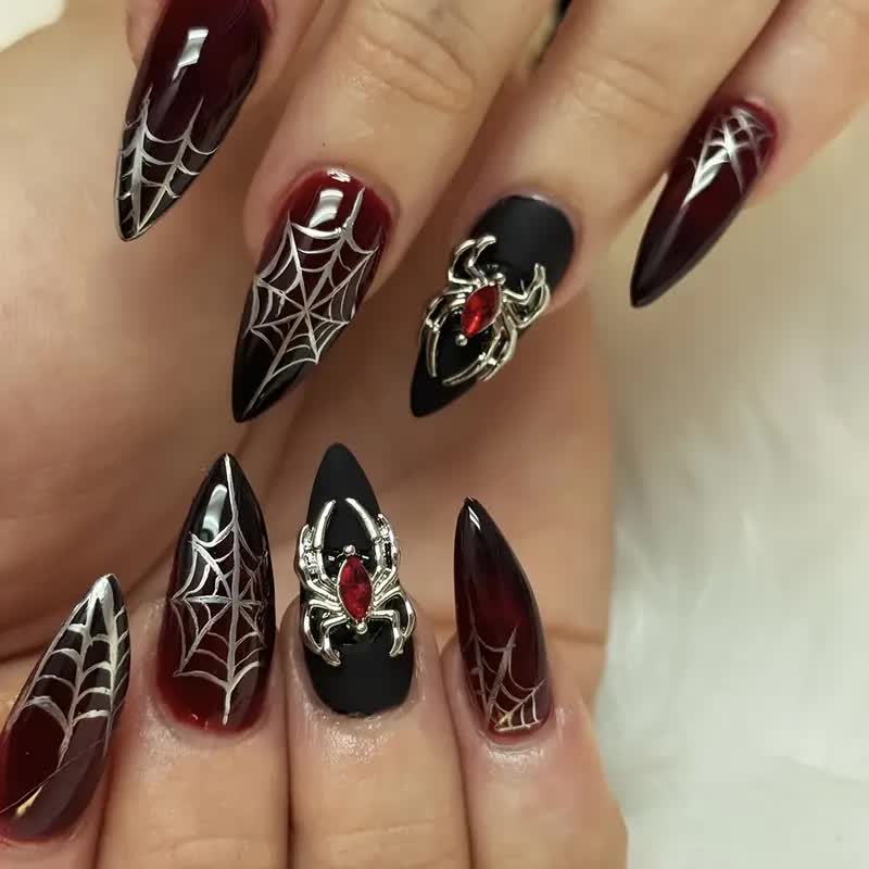Fingernägel mit Spinnen & Spinnennetz