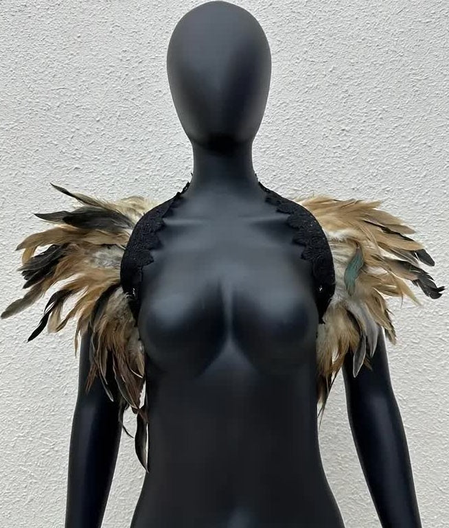 Feder Schulterkragen – mystisches Outfit