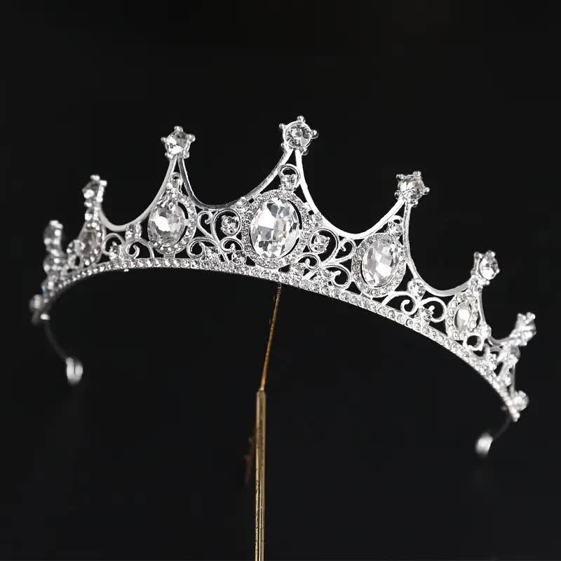 Krone mit Edelsteinen – märchenhaftes Diadem